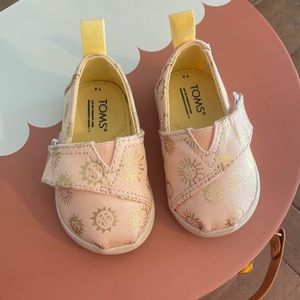 Baby Shoes TOMS size 4